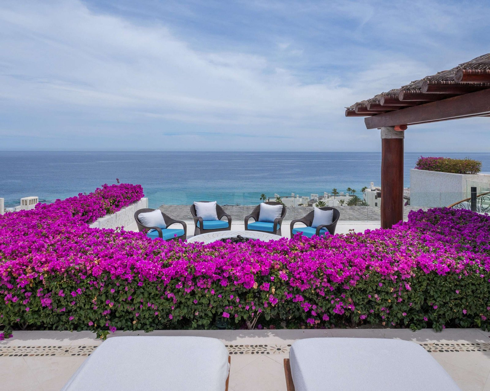 Las Ventanas Las Ventanas Ultra-Luxury Penthouse with unmatched elegance at Las Ventanas. Experience the epitome of luxury living in this stunning 3 bdr, 3 & 2 1/2 baths, atop the prestigious Las Ventanas resort. Boasting an expansive 3,600 sq. ft. of A/C space with an additional 4,000 sq. ft. rooftop deck, this residence redefines grandeur. Breathtaking – Km 19.5 Carr. Transpeninsular, San Jose Corridor, BS